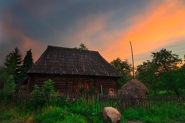 포토 JPG 해외이미지 나무 전통 외관 공원 유럽 기독교 종교 문화 여행 십자가 건축양식 가정 자연 하늘 지붕 날씨 산 주택 노르웨이 풍경 경사 사람없음 건물 목재 초록색 여름 농장 교회 마을 탑 일몰 수확 골동품 시골 역사 오스트리아 널 숲 오두막 향수 언덕 시골집 통나무 수도원 루마니아 산악지대 수목 슬로바키아 옛날 우크라이나 전국 판잣집 해외202004 해외포토 식물 건축물 계절 공공시설 건축 나라 컬러 농업 재료 종교건축 노을 화장품 생태계 파일형식 이미지허브