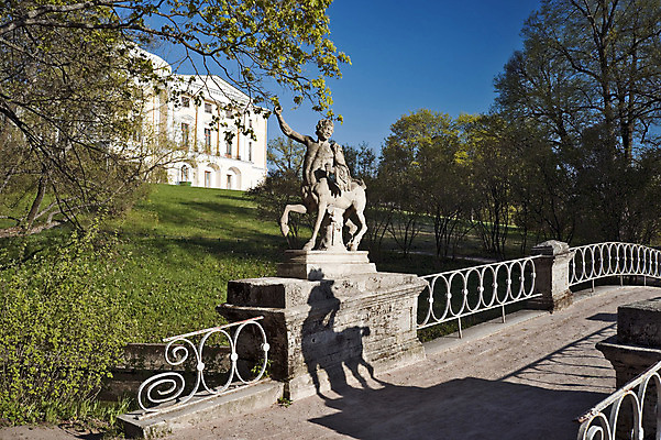 포토 JPG 해외이미지 나무 식물 공원 조각 건축양식 자연 하늘 풍경 사람없음 야외 초록색 여름 파란색 울타리 강 햇빛 맑음 봄 궁전 나뭇가지 신화 옛날 해외202004 해외포토 계절 공공시설 건축 컬러 고건축 날씨 담장 태양 생태계 파일형식 이미지허브