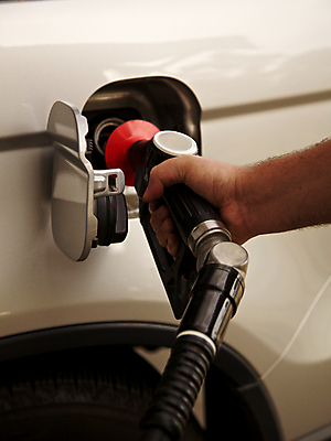 포토 JPG 해외이미지 손 산업 여행 비즈니스 교통시설 자동차 사람 사람없음 야외 금융 경제 에너지 운전사 역 휘발유 석유 서비스 탱크 연료 가스 엔진 펌프 노즐 디젤 차고 해외202004 해외포토 직업 육상교통 교통 신체부위 시설 파일형식 이미지허브