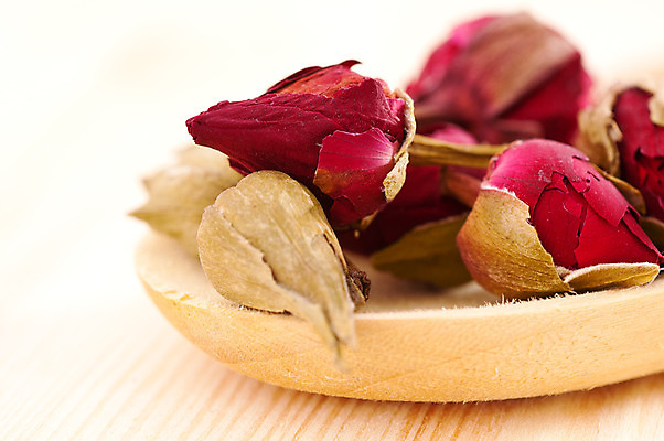 포토 JPG 해외이미지 꽃잎 실내 근접촬영 사람없음 나무숟가락 찻잎 드라이플라워 나무배경 해외202004 해외포토 꽃 뷰포인트 백그라운드 내부 차_음료 숟가락 파일형식 이미지허브