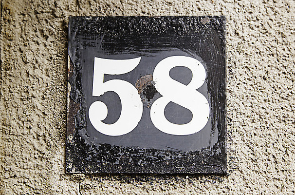 포토 JPG 해외이미지 모양 접시 디자인 도로 벽 백그라운드 컨셉 일러스트 날씨 거리 주택 타이포그라피 사람없음 야외 장식 파란색 숫자 검은색 흰색 8 심볼 오브젝트 사인 질감 정사각형 5 주소 타입 옛날 카운트 레터링 스타일 해외202004 해외포토 도형 문자 식기 길 컬러 교통시설 건물 파일형식 이미지허브