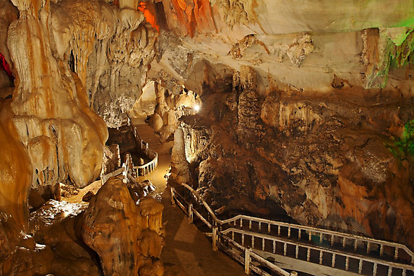 포토 JPG 해외이미지 아시아 여행 백그라운드 컨셉 추상 출입구 실내 사람없음 건물 빛 검은색 어둠 산책 죽음 원형 구멍 터널 동굴 신비 지하 멀리 깊이 방법 선로 생존 해외202004 해외포토 도형 건축물 나라 길 컬러 무늬 휴식 내부 파일형식 이미지허브