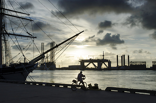포토 JPG 해외이미지 구름 선 여행 요트 교통시설 하늘 바람 항해 풍경 사람없음 항구 검은색 일몰 흰색 작업 보트 역사 수리 큼 무역 돛 매듭 해군 네비게이션 유지 옛날 텍사스 해외202004 해외포토 자연요소 산업 컬러 교통 배_교통 날씨 군대 노을 미국 크기 시설 파일형식 이미지허브