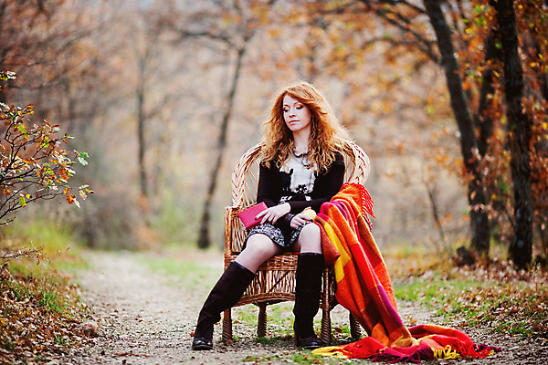 포토 JPG 해외이미지 백인 모델 헤어스타일 옷 계절 공원 여자 얼굴 포즈 자연 사랑 한명 사람 야외 빨간색 초록색 금발 햇빛 유행 봄 화려 고급 숲 스타일 해외202004 해외포토 서양인 1 공공시설 감정 컬러 컨셉 신체부위 태양 생태계 파일형식 이미지허브