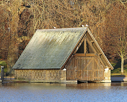 포토 JPG 해외이미지 호수 건축양식 지붕 영국 잉글랜드 사람없음 건물 물 보트 큼 런던 수납 헛간 차고 해외202004 해외포토 자연요소 건축물 건축 유럽 배_교통 크기 저장고 파일형식 이미지허브
