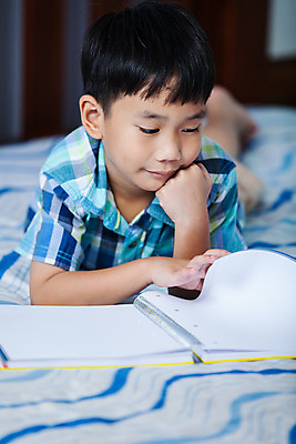 포토 JPG 해외이미지 라이프스타일 교육 행복 어린이 휴식 주택 실내 한명 사람 동양인 소년 취미 책 세로 스터디 기쁨 침실 침대 표현 읽기 거짓말 해외202004 해외포토 1 남자 감정 가구 컨셉 모션 인종 내부 건물 생활 학습 파일형식 이미지허브