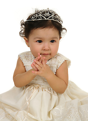 포토 JPG 해외이미지 드레스 여자 행복 어린이 한명 앉기 아기 박수 히스패닉 해외202004 해외포토 1 옷 감정 모션 사람 손짓 파일형식 이미지허브