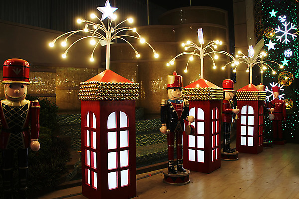 포토 JPG 해외이미지 전통 행복 별 어린이 크리스마스 공 창문 가족 눈사람 지팡이 새로움 기념 프레임 따뜻함 사탕 선물 이벤트 사람없음 야외 내부 장식 빨간색 빛 장난감 산타클로스 축제 화환 군인 축하 아기 소나무 황금 야간 12월 연도 전화기 초대 마법 전나무 원뿔 부스 엘리먼트 해외202004 해외포토 자연요소 도형 나무 직업 기념일 꽃 감정 컬러 컨셉 관계 디저트 사람 날짜 국군 파일형식 이미지허브