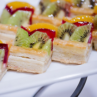 포토 JPG 해외이미지 과일 디저트 요리 사람없음 빨간색 초콜릿 숟가락 축하 신선 달콤 맛 건포도 무스 해외202004 해외포토 음식 컬러 컨셉 포도 수저 건과일 파일형식 이미지허브