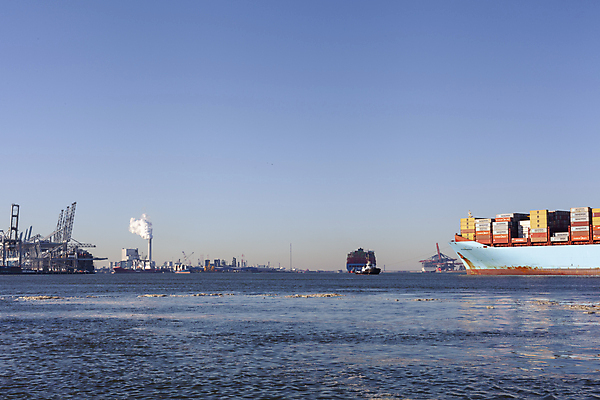 포토 JPG 해외이미지 산업 바다 비즈니스 교통시설 항해 사람없음 경제 항구 거래 화물 컨테이너 화물선 기중기 무역 네덜란드 함선 상업 포트 물류 나루 로딩 수입 터미널 해외202004 해외포토 유럽 교통 배_교통 운송업 중장비 시설 파일형식 이미지허브