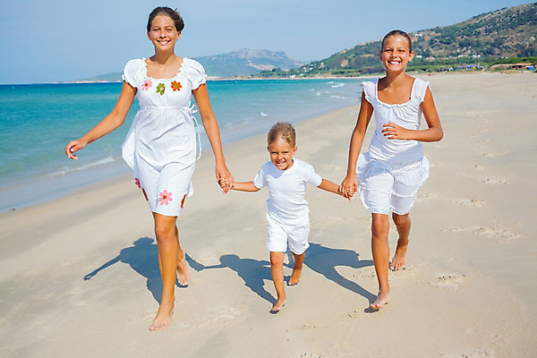 포토 JPG 해외이미지 백인 여자 남자 행복 안경 어린이 모래 바다 자연 휴가 함께함 3 미소 사람 소년 해변 야외 세명 물 여름 달리기 태양 기쁨 흰색 우아함 보호 이국적 터키석 수평선 해외202004 해외포토 자연요소 서양인 잡화 계절 감정 컬러 컨셉 모션 표정 보석 생태계 파일형식 이미지허브