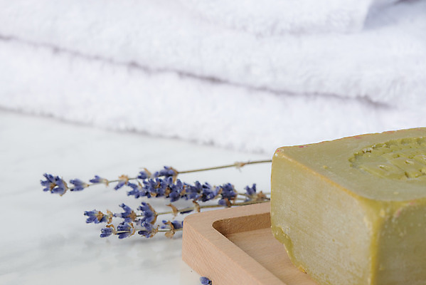 포토 JPG 해외이미지 꽃 백그라운드 신체 자연 휴식 건강 사람없음 치료 수건 보라색 스파 목욕 욕실 흰색 바 허브 유기농 비누 아로마테라피 라벤더 내추럴 돌봄 위생관리 핸드메이드 해외202004 해외포토 식물 웰빙 컬러 컨셉 의학 모션 관리 위생용품 청결 생태계 테라피 파일형식 이미지허브