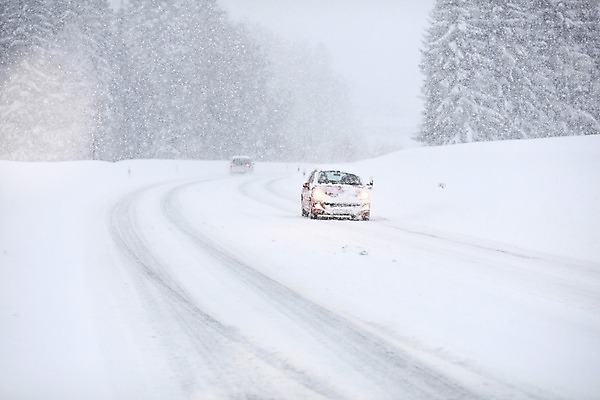 포토 JPG 해외이미지 계절 도로 조각 겨울 패턴 자동차 자연 날씨 거리 풍경 사람없음 야외 가로 파란색 냉동 얼음 회색 운전 추위 안개 흰색 신선 도시 야간 저녁 위험 시원함 사건 서리 장면 폭풍 눈보라 뿌연 해외202004 해외포토 자연요소 길 육상교통 컬러 컨셉 무늬 교통시설 모션 눈_날씨 생태계 파일형식 이미지허브