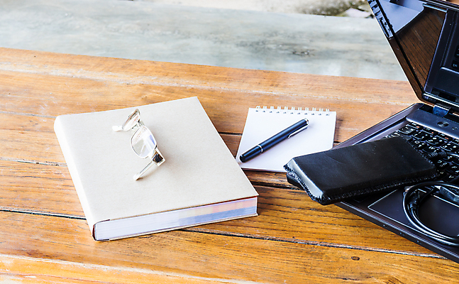 포토 JPG 해외이미지 라이프스타일 종이 안경 컨셉 생각 비즈니스 아침 모바일 아이디어 사람없음 목재 경제 노트북 사무실 펜 공책 자료 기쁨 기구 업무 작업 작가 읽기 책상 분석 문학 프리랜서 해외202004 해외포토 주간 나무 직업 잡화 감정 가구 재료 모션 문구용품 생활 전자제품 필기구 파일형식 이미지허브