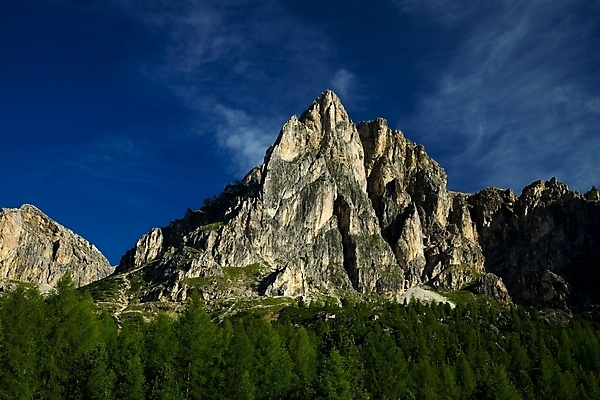 포토 JPG 해외이미지 유럽 벽 여행 자연 하늘 산 풍경 경사 사람없음 야외 여름 파란색 햇빛 이탈리아 등산 하이킹 바위 거친 정상 언덕 오르기 알프스 지역 내추럴 벌거벗은 석회암 웅장함 절정 지리 해외202004 해외포토 계절 나라 컬러 모션 레저 태양 트래킹 암석 돌_바위 생태계 파일형식 이미지허브