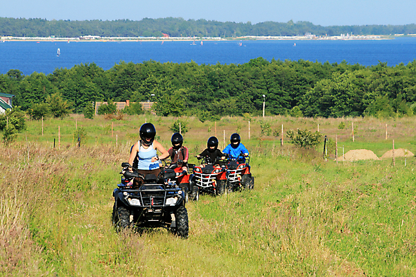 포토 JPG 해외이미지 어린이 스포츠 바다 여행 십자가 휴가 휴식 안전 사람 취미 사람없음 야외 가로 경쟁 만 그룹 보호 헬멧 휴양지 유모차 광택 폴란드 모터 돌봄 집회 터키석 해외202004 해외포토 유럽 컨셉 모션 장소 아기용품 보호장비 보석 파일형식 이미지허브