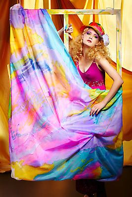 포토 JPG 해외이미지 백인 라이프스타일 손 여자 포즈 프레임 미술 한명 사람 성인 취미 빨간색 초록색 파란색 금발 노란색 페인트 흰색 직물 붓 화려 그리기 실크 이젤 그림 예술가 캔버스 페인트붓 스타일 해외202004 해외포토 서양인 1 헤어스타일 컬러 컨셉 모션 문화예술 생활 신체부위 미술도구 파일형식 이미지허브