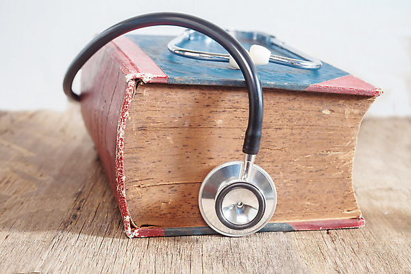 포토 JPG 해외이미지 교육 백그라운드 청진기 사람없음 책 가로 약 쌓기 시험 골동품 덮개 도움 그룹 오브젝트 교과서 법 사전 구식 옛날 윤리 해외202004 해외포토 컨셉 의학 의료기기 모션 교재 뚜껑 파일형식 이미지허브