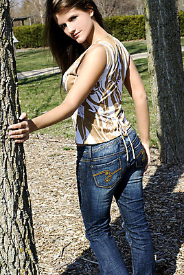 포토 JPG 해외이미지 백인 긴머리 여자 청소년 자연 한명 사람 20대 세로 초록색 컬러풀 화려 유혹 여자한명만 카피스페이스 완전 해외202004 해외포토 서양인 1 헤어스타일 컬러 컨셉 청년 공백 생태계 여자만 파일형식 이미지허브