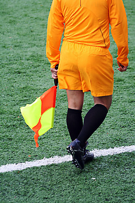 포토 JPG 해외이미지 선 놀이 부츠 사람없음 노란색 검은색 축구 게임 깃발 심판 무릎 규칙 공평 해외202004 해외포토 컬러 신발 신체부위 구기 파일형식 이미지허브