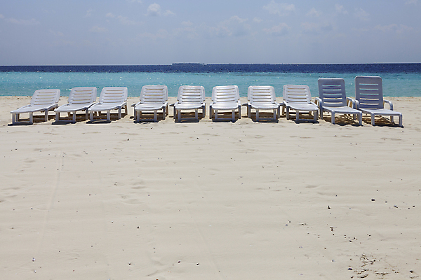 포토 JPG 해외이미지 모래 바다 의자 하늘 휴가 휴식 사람없음 물 햇빛 맑음 흰색 뜨거움 플라스틱 버리기 해외202004 해외포토 자연요소 컬러 가구 컨셉 모션 재질 날씨 태양 파일형식 이미지허브