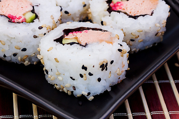 포토 JPG 해외이미지 전통 접시 아시아 문화 음식 백그라운드 밥 오이 새우 건강 어류 요리 동양인 사람없음 빨간색 일본 검은색 식사 저녁식사 초밥 흰색 신선 최고 해조류 맛 해산물 준비 날것 롤 연어 아보카도 점심식사 고립 해외202004 해외포토 식기 나라 컬러 컨셉 채소 과일 갑각류 인종 수중동물 해양식물 일본음식 파일형식 이미지허브