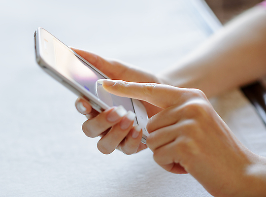 포토 JPG 해외이미지 1 라이프스타일 응시 여자 컨셉 인터넷 텍스트 통신 손가락 모션 모바일 주택 아이디어 실내 사람 사람없음 내부 스마트폰 글로벌 사무실 독서 카메라 자료 터치 흰색 청바지 관찰 잡기 그물 서핑 메시지 연결 전화기 스마트 타입 해외202004 해외포토 손 시선 컬러 비즈니스 바지 건물 생활 전자제품 핸드폰 스마트기기 수상스포츠 파일형식 이미지허브