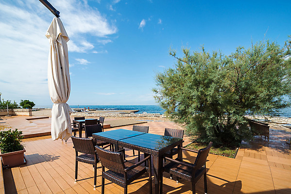 포토 JPG 해외이미지 나무 구름 라이프스타일 음식 바다 섬 여행 가구 백그라운드 컨셉 의자 건축양식 자연 탁자 하늘 호텔 휴가 휴식 사람 풍경 해변 사람없음 야외 건물 목재 물 여름 파란색 햇빛 태양 여행객 식당 카페 흰색 고급 지중해 오브젝트 휴양지 해외202004 해외포토 자연요소 식물 건축물 계절 건축 컬러 생활용품 재료 숙소 생활 상점 장소 생태계 파일형식 이미지허브