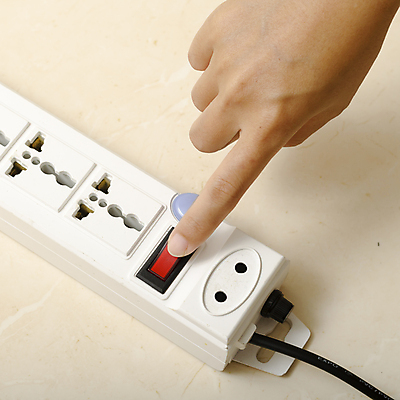 포토 JPG 해외이미지 손 실내 신체부위 누름 콘센트 멀티탭 해외202004 해외포토 모션 사람 내부 파일형식 이미지허브