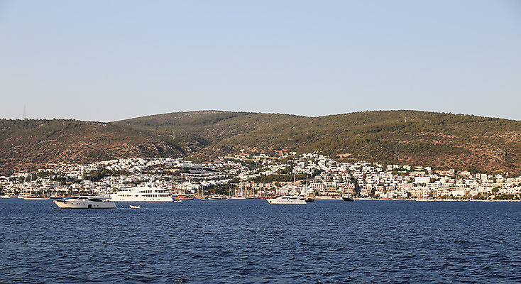 포토 JPG 해외이미지 바다 여행 건축양식 휴가 주택 사람없음 여름 파란색 도시풍경 항구 흰색 만 보트 언덕 포트 타운 칠면조 해외202004 튀르키예 해외포토 계절 건축 아시아 컬러 배_교통 교통시설 조류 풍경 건물 도시 파일형식 이미지허브