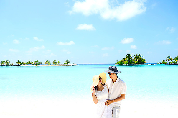 포토 JPG 해외이미지 구름 라이프스타일 커플 여자 남자 행복 모래 바다 섬 여행 2 관계 자연 하늘 휴가 함께함 발렌타인데이 사랑 동양인 야외 두명 여름 파란색 햇빛 맑음 기쁨 신혼여행 몰디브 이국적 파라다이스 해외202004 해외포토 자연요소 계절 감정 아시아 컬러 결혼 컨셉 데이이벤트 날씨 사람 인종 생활 태양 생태계 파일형식 이미지허브