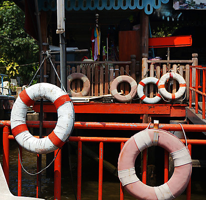 포토 JPG 해외이미지 바다 오렌지 항해 경비 안전 사람없음 빨간색 물 강 수영 수확 벨트 흰색 긴급 반지 만 도움 원형 구출 보호 홍수 사인 보안 보험 sos 구명용품 안전요원 재앙 헬프 해외202004 해외포토 자연요소 도형 잡화 컬러 컨셉 농업 배_교통 과일 장신구 수상스포츠 안전장비 자연재해 구조요청 파일형식 이미지허브