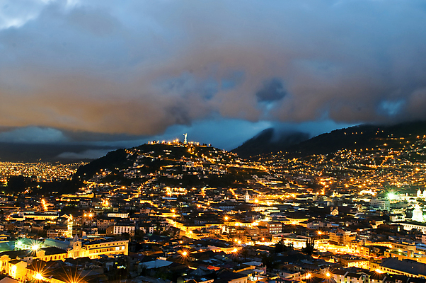 포토 JPG 해외이미지 전등 거리 사람없음 미국 일몰 도시 역사 야간 에콰도르 남쪽 옛날 점화 해외202004 해외포토 자연요소 북아메리카 조명 노을 남아메리카 방향 파일형식 이미지허브