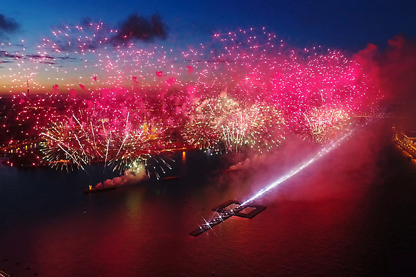 포토 JPG 해외이미지 백그라운드 하늘 불꽃 폭죽 불꽃놀이 사랑 이벤트 사람없음 강 컬러풀 파티 어둠 축하 떨어짐 야간 저녁 쇼 광 웅장함 해외202004 해외포토 자연요소 감정 컬러 컨셉 놀이 불 파일형식 이미지허브