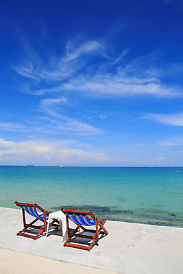 포토 JPG 해외이미지 모래 바다 섬 의자 태국 탁자 하늘 휴가 휴식 3 사람없음 물 파란색 흰색 보트 수평선 해외202004 해외포토 자연요소 아시아 컬러 가구 컨셉 배_교통 파일형식 이미지허브