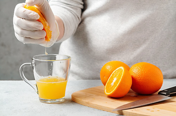 포토 JPG 해외이미지 손 여자 장갑 오렌지 단면 잔 한명 상반신 성인 주스 달콤 식칼 나무도마 짜기 성인여자한명만 해외포토 1 식기 잡화 음료 과일 모션 주방용품 도마 사람 목재 신체부위 맛 여자한명만 성인여자만 파일형식 이미지허브