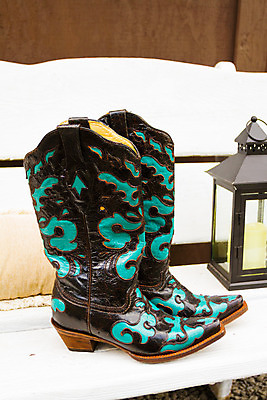 포토 JPG 해외이미지 결혼 신발 2 부츠 사람없음 파란색 유행 검은색 쌍 해외202004 해외포토 컬러 이벤트 파일형식 이미지허브