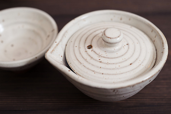 포토 JPG 해외이미지 라이프스타일 그릇 아시아 문화 음료 탁자 주전자 건강 요리 동양인 사람없음 목재 컵 주방 일본 중국 머그컵 골동품 마시기 기구 뜨거움 도자기 사발 찻주전자 오브젝트 준비 유기농 복고 심플 점토 토기 동쪽 고립 구식 백자 옛날 스타일 방식 해외202004 해외포토 나무 식기 웰빙 나라 가구 재료 모션 주방용품 인종 생활 용기_그릇 사기그릇 방향 파일형식 이미지허브