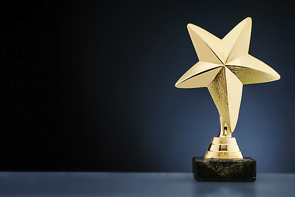 포토 JPG 해외이미지 별 리본 스포츠 컨셉 성공 사람없음 화환 경쟁 도전 축하 우승 황금 상패 트로피 메달 파란배경 승자 증명서 챔피언 필승 카피스페이스 해외202004 해외포토 자연요소 꽃 백그라운드 파란색 공백 최고 상_우승 상_상패 파일형식 이미지허브