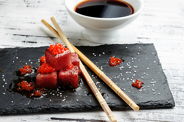 포토 JPG 해외이미지 전통 접시 문화 음식 바다 조각 백그라운드 다이어트 젓가락 탁자 건강 육류 어류 요리 동양인 사람없음 빨간색 식당 일본 식사 저녁식사 초밥 회 흰색 신선 고급 맛 애피타이저 참치 해산물 날것 연어 점심식사 대두 석판 해외202004 해외포토 식기 아시아 컬러 가구 컨셉 식재료 수저 인종 상점 수중동물 일본음식 파일형식 이미지허브