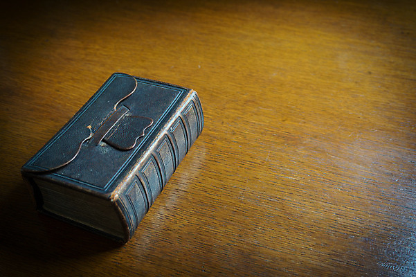 포토 JPG 해외이미지 유럽 기독교 종교 종이 컨셉 텍스트 탁자 사람없음 책 스터디 독서 교회 믿음 성경 정보 수확 골동품 기록 오픈 예수 영혼 역사 도서관 인쇄 문서 신성 천국 일반 복음 사실 세기 숭배 신앙심 옛날 중고 출판 해외202004 해외포토 교육 감정 나라 가구 농업 종교용품 종교건축 모션 건물 학습 신_종교 파일형식 이미지허브