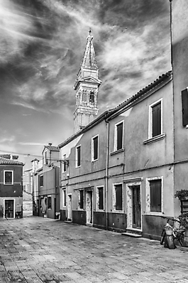 포토 JPG 해외이미지 유럽 종교 섬 여행 건축양식 창문 지붕 주택 사람없음 야외 건물 도시풍경 성당 교회 탑 기댐 이탈리아 종 베네치아 종탑 석호 줄서기 해외202004 해외포토 건축물 건축 나라 종교건축 모션 풍경 도시 파일형식 이미지허브