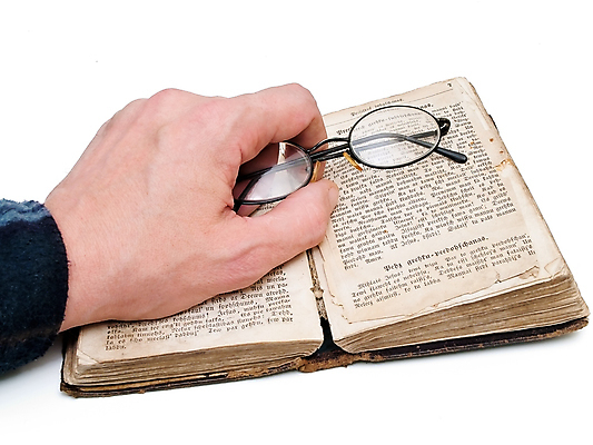 포토 JPG 해외이미지 학생 손 교육 종교 안경 과학 텍스트 학교 사람없음 책 스터디 독서 성경 정보 도서관 읽기 흰배경 문학 페이지 옛날 지능 문해 해외202004 해외포토 잡화 백그라운드 종교용품 모션 신체부위 학습 흰색 파일형식 이미지허브