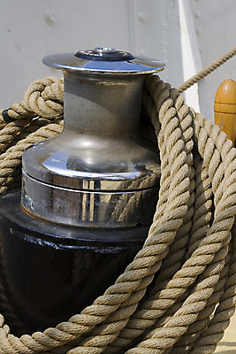 포토 JPG 해외이미지 선 밧줄 스포츠 바다 여행 요트 교통시설 바람 휴가 항해 사람없음 목재 물 파란색 금속 장비 바퀴 보트 크루즈 갑판 함선 매듭 해외202004 해외포토 자연요소 나무 줄 컬러 교통 배_교통 재료 재질 날씨 시설 파일형식 이미지허브