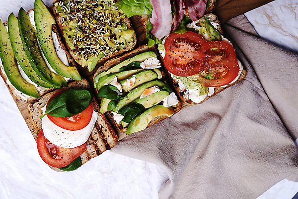 포토 JPG 해외이미지 접시 음식 빵 백그라운드 잎 다이어트 토마토 재료 탁자 치즈 쟁반 샌드위치 건강 요리 사람없음 빨간색 주방 식당 카페 샐러드 식탁보 흰색 신선 맛 상품 오브젝트 준비 질감 대리석 토스트 부드러움 베이컨 아보카도 모짜렐라치즈 채식주의자 핸드메이드 비건 해외202004 해외포토 식물 식기 컬러 가구 컨셉 채소 과일 유제품 돼지고기 상점 감각 채식 파일형식 이미지허브