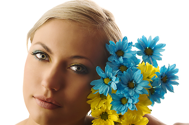 포토 JPG 해외이미지 모델 여자 꽃 얼굴 건강 한명 성인 파란색 금발 노란색 유행 스파 화목 화장품 활발 흰색 표현 신선 순수 피부관리 꼬리 데이지 향기 냄새 아로마 테라피 내추럴 돌봄 스타일 해외202004 해외포토 식물 1 헤어스타일 컬러 컨셉 모션 사람 신체부위 뷰티 파일형식 이미지허브