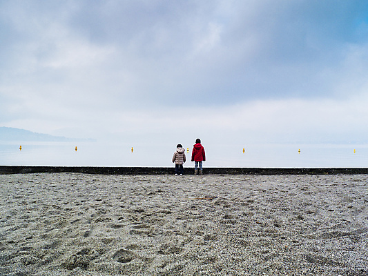 포토 JPG 해외이미지 주간 백인 라이프스타일 딸 행복 호수 어린이 바다 겨울 가족 자연 놀이 휴가 함께함 웃음 사람 야외 두명 달리기 이탈리아 즐거움 해외202004 해외포토 자연요소 서양인 계절 감정 유럽 컨셉 관계 모션 표정 생활 생태계 파일형식 이미지허브