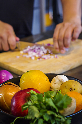 포토 JPG 해외이미지 직업 접시 손 남자 음식 채소 탁자 양파 주택 요리 사람 성인 사람없음 주방 식당 요리사 샐러드 신선 작업 고명 자르기 직원 준비 해외202004 해외포토 식기 가구 모션 건물 신체부위 상점 파일형식 이미지허브