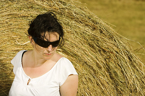 포토 JPG 해외이미지 전신 모델 여자 안경 포즈 갈색머리 한명 사람 풍경 야외 초록색 태양 시골 땅 피부 해외202004 해외포토 자연요소 1 헤어스타일 잡화 컬러 신체부위 파일형식 이미지허브