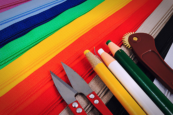 포토 JPG 해외이미지 색연필 실내 근접촬영 사람없음 컬러풀 지퍼 재단가위 해외202004 해외포토 뷰포인트 컬러 학용품 가위_도구 내부 파일형식 이미지허브